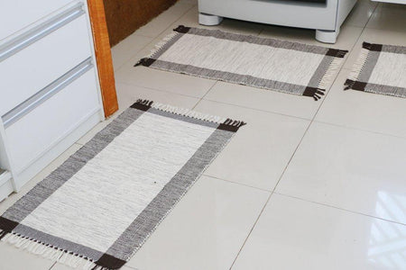 Tapete para cozinha em tear manual branco com detalhes cinza