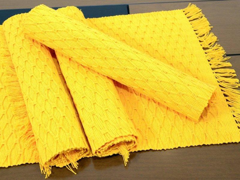 Conjunto jogo americano em 4 peças amarelo. Possui traçado em ponto x e franjas nas laterais