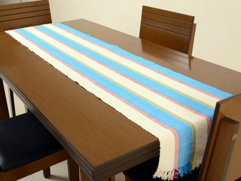 Caminho de mesa em tear manual listrado. Listras em branco, vermelho, azul e amarelo